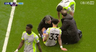 奥赖利疑似大腿内侧受伤，队医入场进行治疗